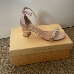 Dressy sandals with a wide heel.